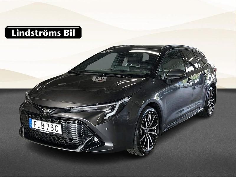 Grå Begagnad 2025 Toyota Corolla Sport Kombi | 379 000 kr (Dyr) - Bild 1/3