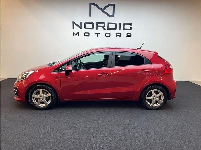 Röd Begagnad 2016 Kia Rio Sedan | 99 900 kr (Superpris) - Bild 1/4