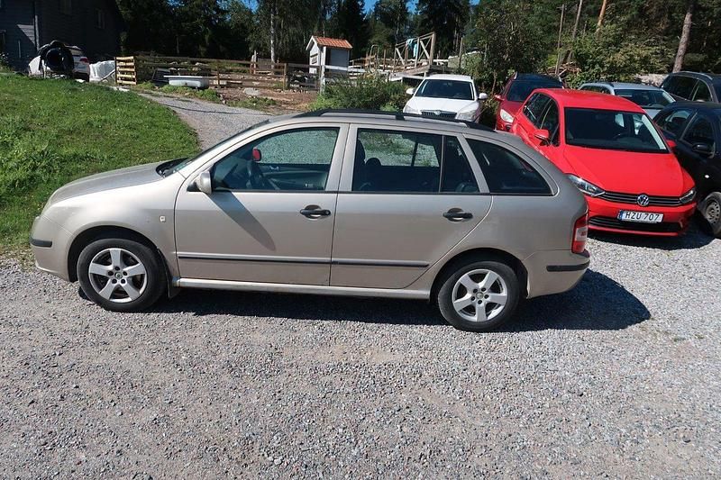 Ljusgrå Begagnad 2005 Skoda Fabia Kombi | 17 500 kr (Marknadspris) - Bild 1/4
