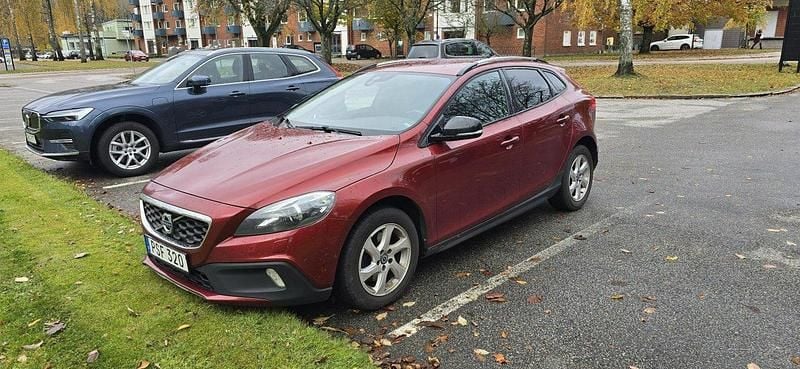 Röd Begagnad 2015 Volvo V40 CC Momentum Kombi | 115 000 kr (Marknadspris) - Bild 1/4