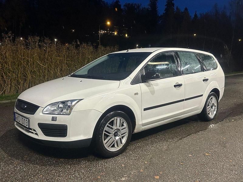 Vit Begagnad 2005 Ford Focus Kombi | 39 900 kr (Marknadspris) - Bild 1/4