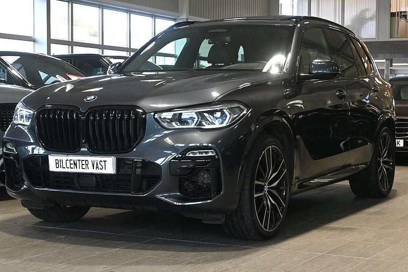 Grå (arktik grå metallic) Begagnad 2019 BMW X5 M Sport SUV | 569 000 kr (Marknadspris) - Bild 1/4