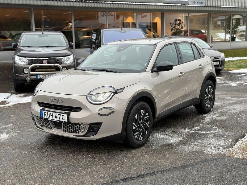 Grå Ny 2024 Fiat 600 SUV | 289 900 kr (Marknadspris) - Bild 1/4