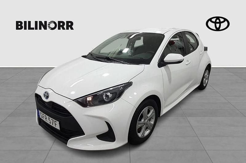 Vit Begagnad 2023 Toyota Yaris Hybrid Active Halvkombi | 219 900 kr (Marknadspris) - Bild 1/4