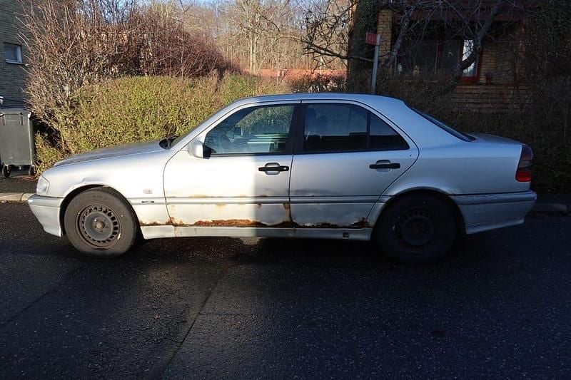 Begagnad 1999 Mercedes C200 Sedan | 25 000 kr - Bild 1/4