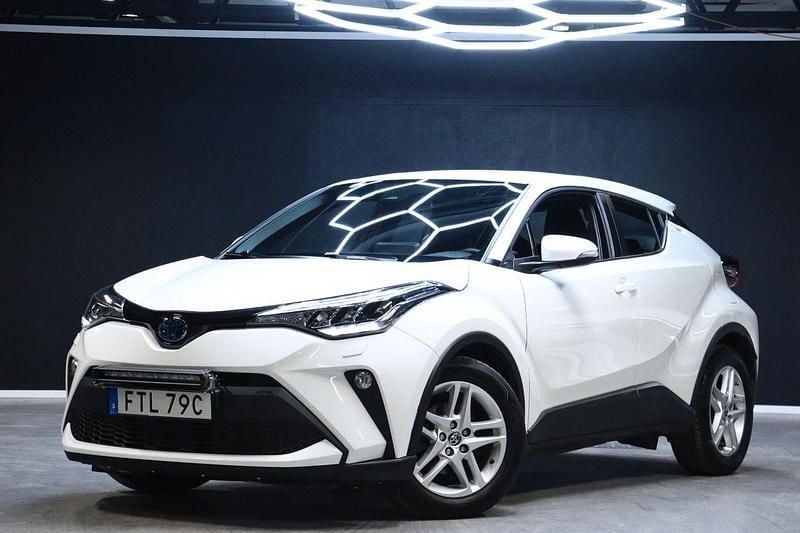 Vit Begagnad 2022 Toyota C-HR Active SUV | 239 900 kr (Marknadspris) - Bild 1/4