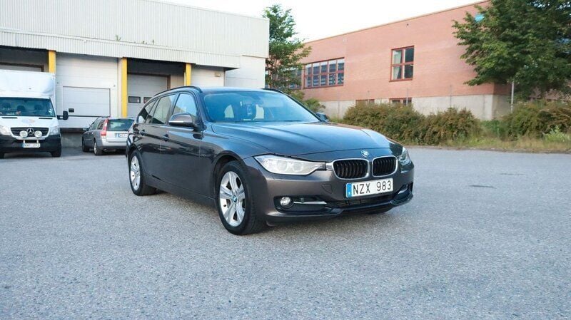 Brun Begagnad 2014 BMW 320 Sport Line Kombi | 119 700 kr (Superpris) - Bild 1/4