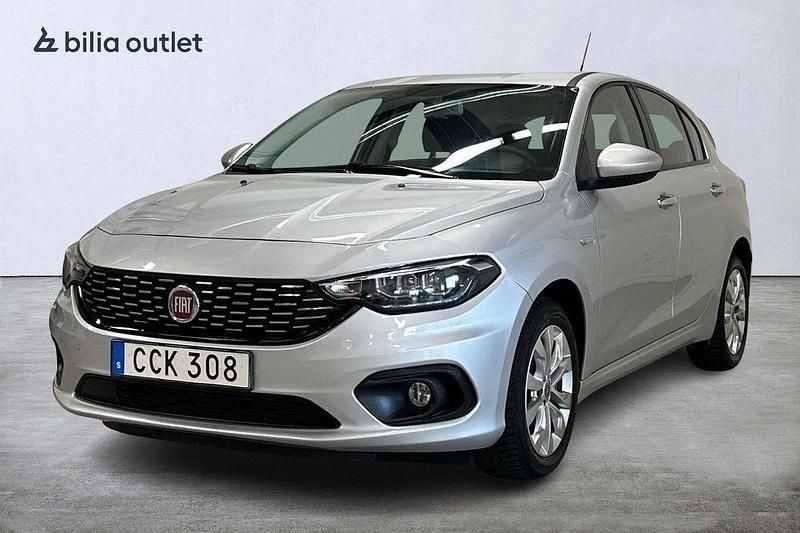 Grå Begagnad 2017 Fiat Tipo Lounge Halvkombi | 99 900 kr (Marknadspris) - Bild 1/3