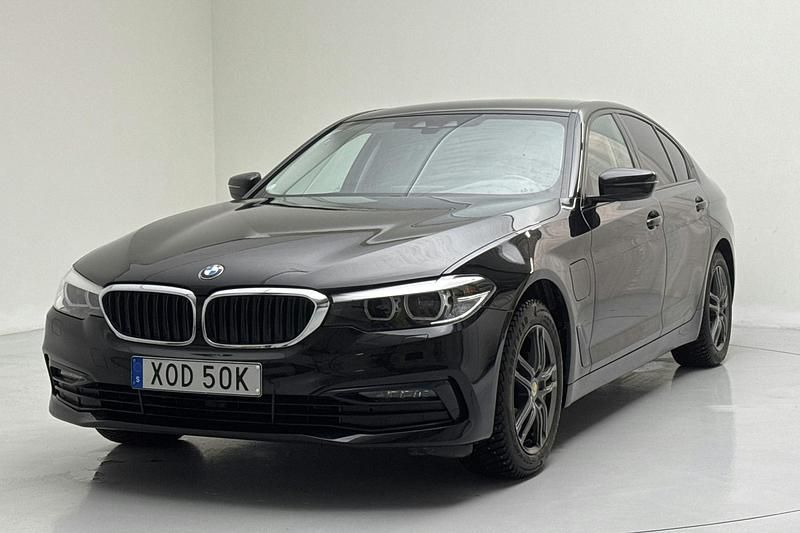 Svart Begagnad 2020 BMW 530 iPerformance Sedan | 299 000 kr (Marknadspris) - Bild 1/4