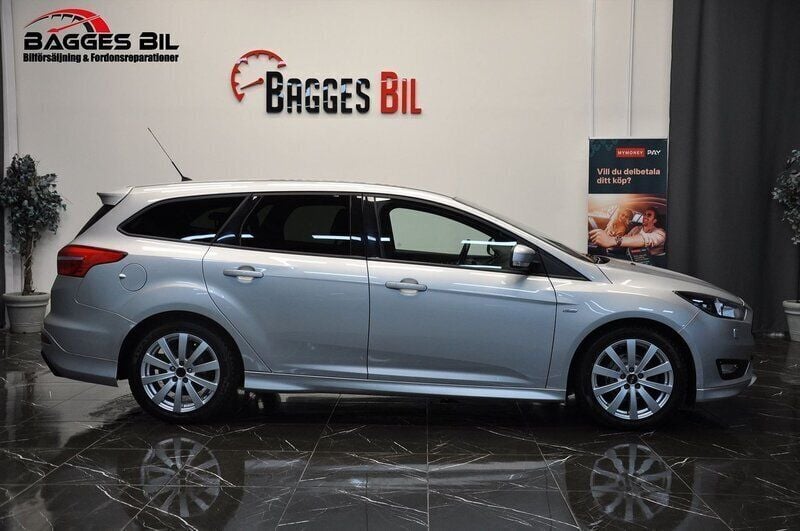 Grå Begagnad 2017 Ford Focus ST-Line Kombi | 125 900 kr (Marknadspris) - Bild 1/4