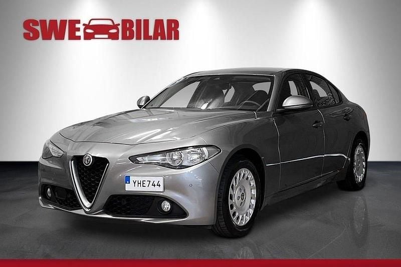 Grå Begagnad 2016 Alfa Romeo Giulia Sedan | 144 900 kr (Superpris) - Bild 1/4