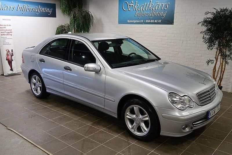Begagnad Mercedes C200 Classic 163 HK (119 kW) 2006 Silver Sedan