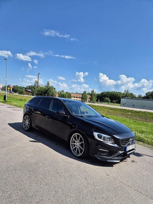 Svart Begagnad 2014 Volvo V60 Momentum Kombi | 85 000 kr (Marknadspris) - Bild 1/4