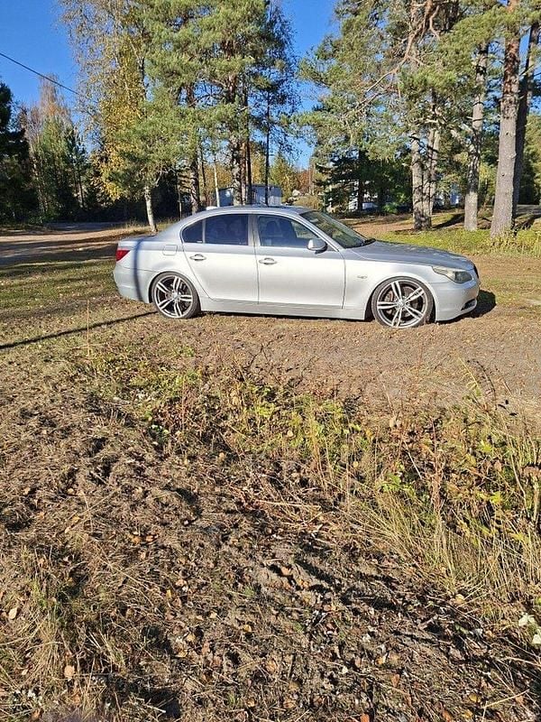 Silver Begagnad 2004 BMW 545 Sedan | 120 000 kr - Bild 1/1