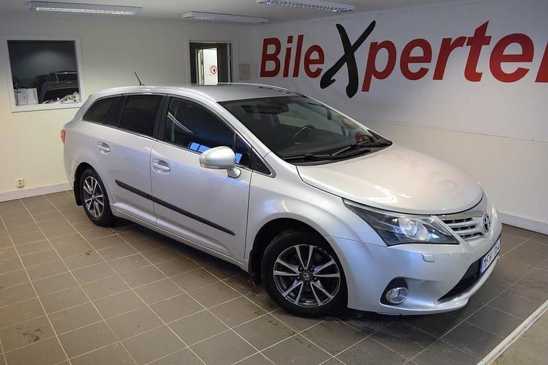 Begagnad Toyota Avensis Business Edition 126 HK (92 kW) 2012 Silver Kombi