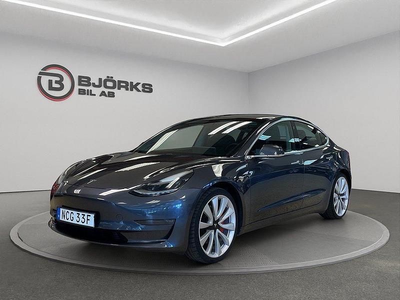 Grå Begagnad 2019 Tesla Model 3 Performance Sedan | 289 500 kr (Lite dyr) - Bild 1/4