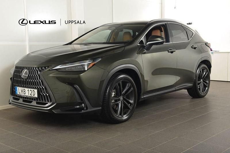 Grön (terrane khaki/hazel) Begagnad 2024 Lexus NX450h+ Executive Line SUV | 619 900 kr (Marknadspris) - Bild 1/4