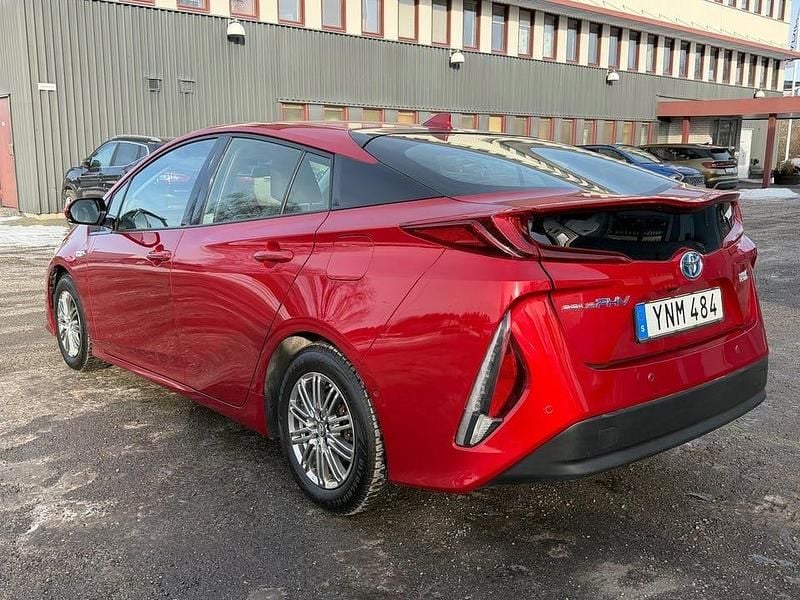 Begagnad Toyota Prius Plug-in Hybrid 122 HK (89 kW) 2019 Röd Halvkombi