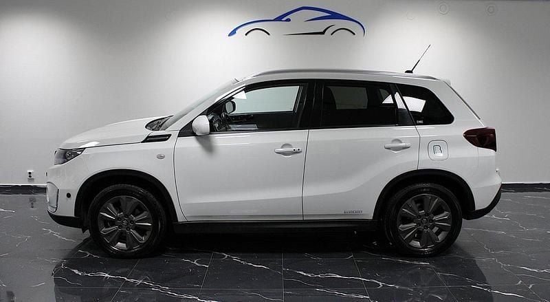 Vit Begagnad 2022 Suzuki Vitara SUV | 199 900 kr (Superpris) - Bild 1/4