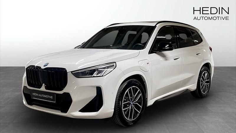Vit (white) Begagnad 2024 BMW X1 M Sport SUV | 528 700 kr (Lite dyr) - Bild 1/4