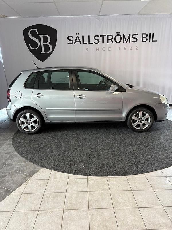 Silver Begagnad 2008 VW Polo Comfortline Halvkombi | 37 500 kr (Marknadspris) - Bild 1/4
