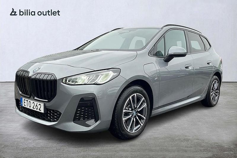 Grå Begagnad 2023 BMW 230e Active Tourer M Sport Minibuss | 409 900 kr (Marknadspris) - Bild 1/4
