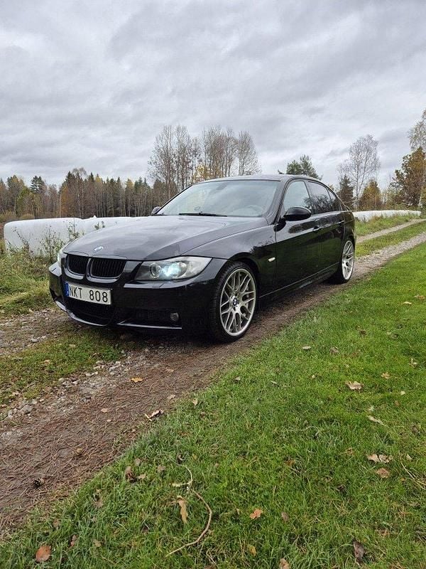 Svart Begagnad 2007 BMW 330 M Sport Sedan | 74 900 kr (Bra pris) - Bild 1/4