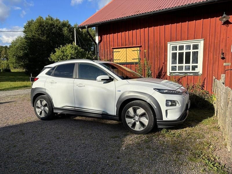 Vit Begagnad 2019 Hyundai Kona Premium SUV | 199 000 kr (Bra pris) - Bild 1/3