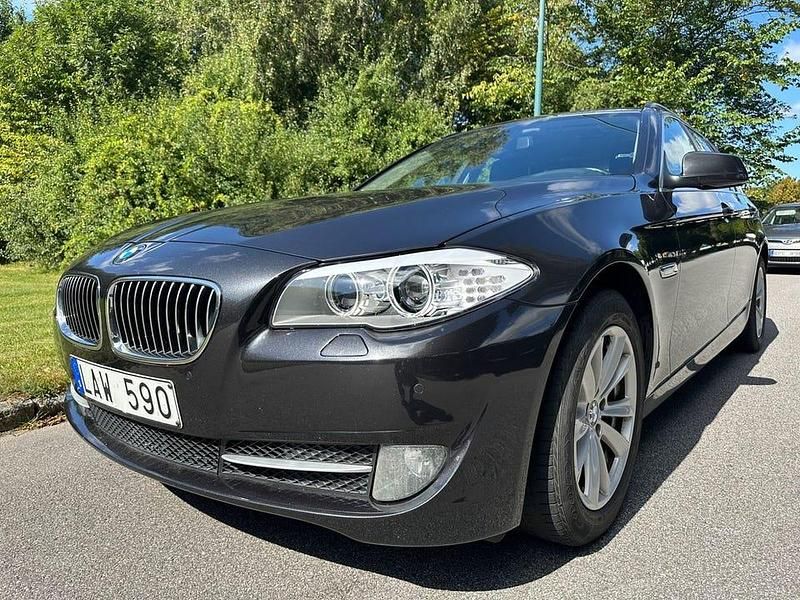 Grå Begagnad 2012 BMW 520 Kombi | 109 900 kr (Marknadspris) - Bild 1/4