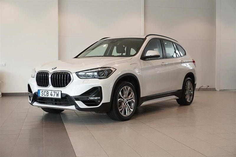 Vit Begagnad 2020 BMW X1 Sport Line SUV | 259 800 kr (Marknadspris) - Bild 1/4