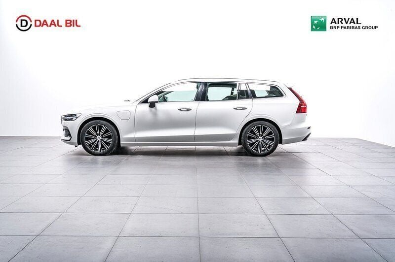 Vit Begagnad 2022 Volvo V60 Inscription Kombi | 378 700 kr (Marknadspris) - Bild 1/4
