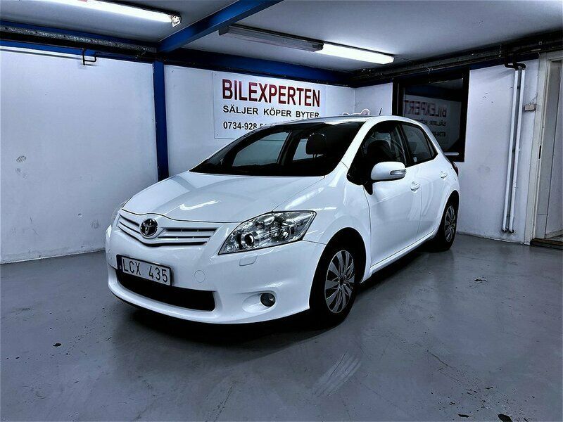 Vit Begagnad 2010 Toyota Auris Halvkombi | 49 900 kr (Marknadspris) - Bild 1/4