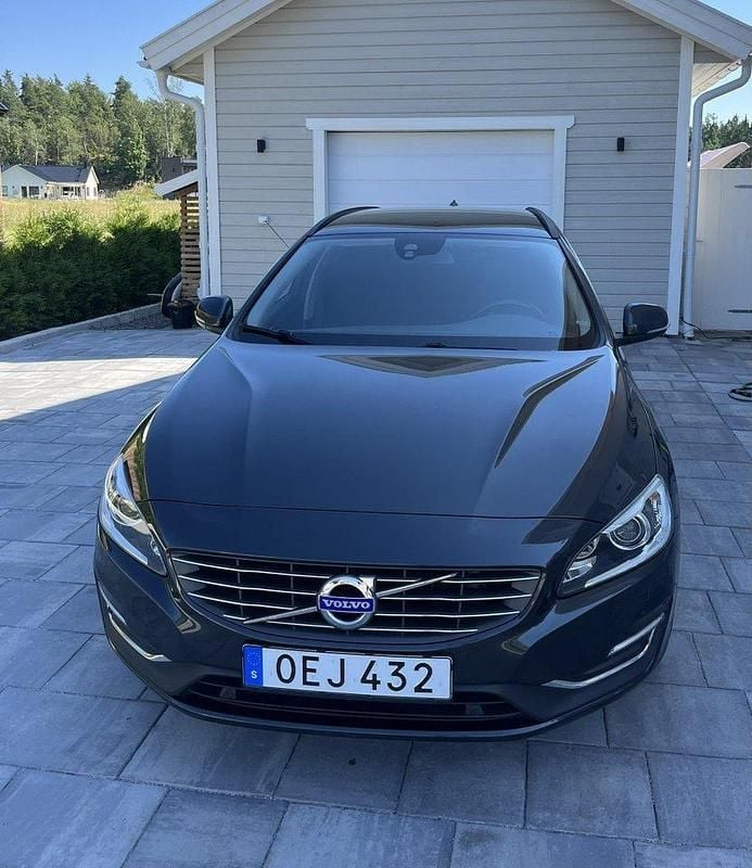 Grå Begagnad 2017 Volvo V60 Momentum Kombi | 179 900 kr (Bra pris) - Bild 1/4