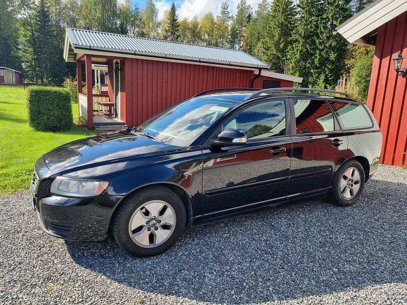 Svart Begagnad 2011 Volvo V50 Kinetic Kombi | 70 000 kr (Marknadspris) - Bild 1/4