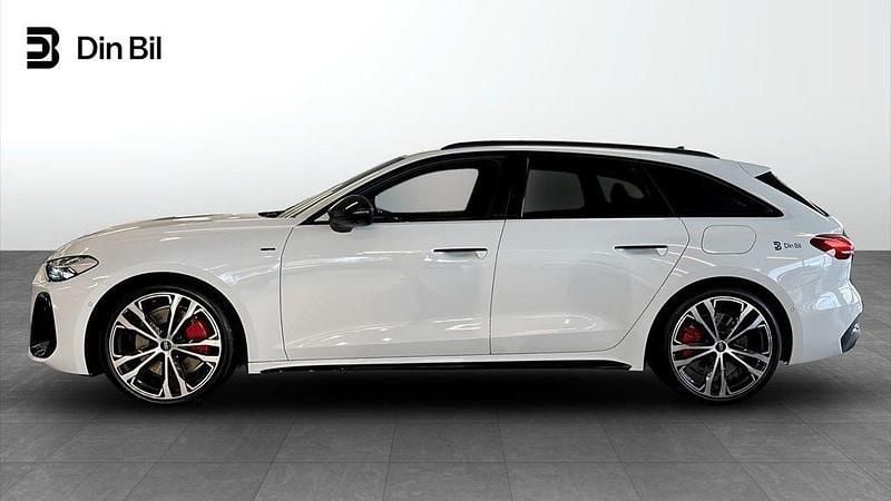Vit (glaciärvit metallic) Begagnad 2025 Audi A5 Sport Sportkupé | 699 900 kr - Bild 1/4