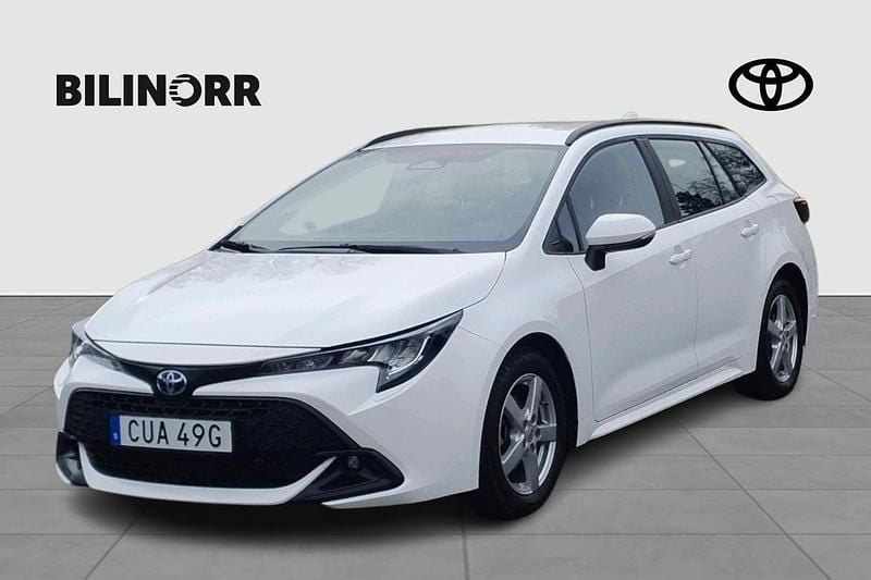 Vit Begagnad 2024 Toyota Corolla Kombi | 289 900 kr (Marknadspris) - Bild 1/4