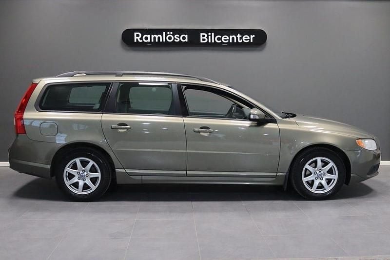 Begagnad Volvo V70 Momentum 146 HK (107 kW) 2009 Grön Kombi