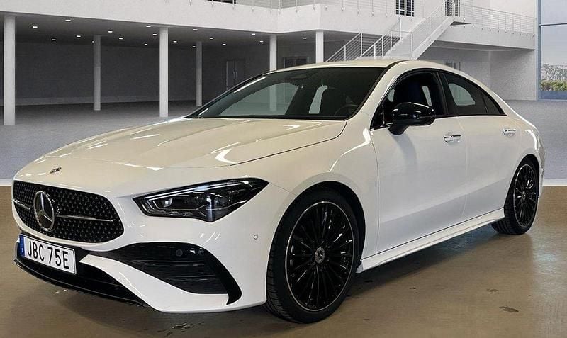 Vit (polarvit ) Begagnad 2024 Mercedes CLA200 AMG Sportkupé | 395 000 kr (Marknadspris) - Bild 1/4