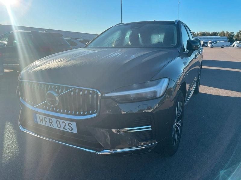 Grå (platinumgrå metallic) Begagnad 2025 Volvo XC60 Core SUV | 565 000 kr (Marknadspris) - Bild 1/2
