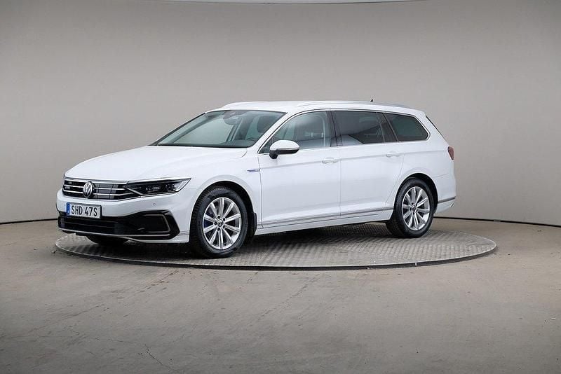 Vit Begagnad 2021 VW Passat Executive Kombi | 269 000 kr (Marknadspris) - Bild 1/4