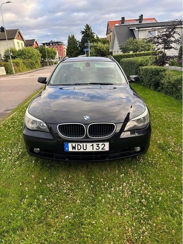 Svart Begagnad 2005 BMW 525 Kombi | 34 000 kr (Marknadspris) - Bild 1/4