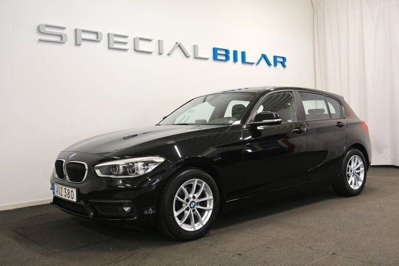 Svart Begagnad 2018 BMW 118 Advantage Halvkombi | 155 000 kr (Bra pris) - Bild 1/4