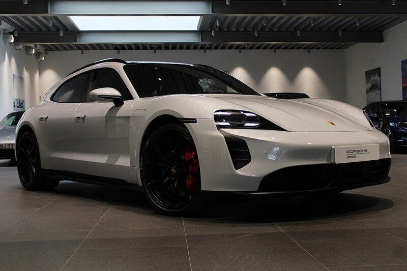 Ljusgrå Begagnad 2023 Porsche Taycan GTS Sport Turismo Sedan | 975 000 kr (Bra pris) - Bild 1/4