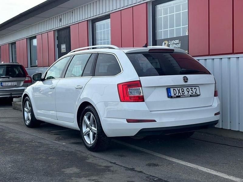 Begagnad Skoda Octavia Elegance 150 HK (110 kW) 2014 Vit Halvkombi