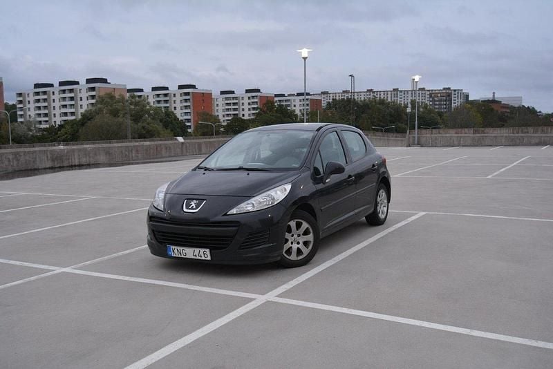Svart Begagnad 2010 Peugeot 207 Halvkombi | 24 900 kr (Bra pris) - Bild 1/4