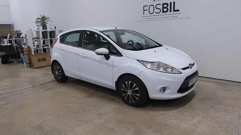 Begagnad Ford Fiesta Titanium 75 HK (55 kW) 2010 Vit Halvkombi