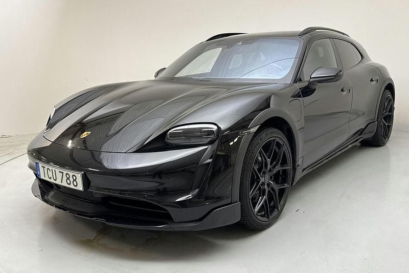 Svart Begagnad 2023 Porsche Taycan Sedan | 739 000 kr (Marknadspris) - Bild 1/4