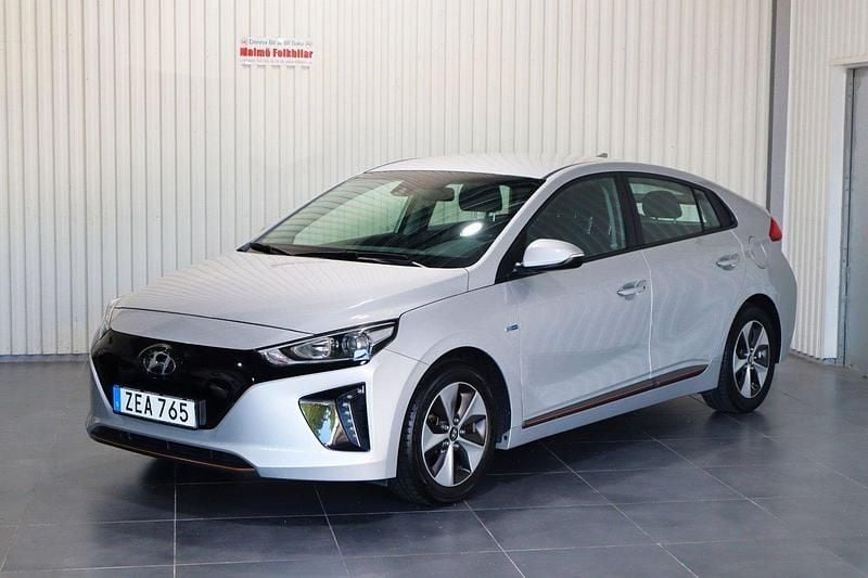 Silver Begagnad 2018 Hyundai Ioniq Comfort Sedan | 159 000 kr (Marknadspris) - Bild 1/4