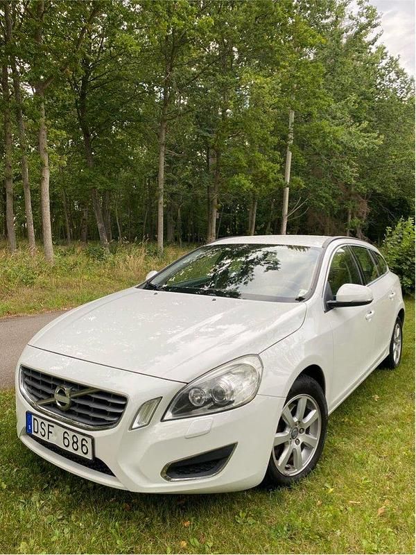 Vit Begagnad 2013 Volvo V60 Momentum Kombi | 84 000 kr (Bra pris) - Bild 1/4