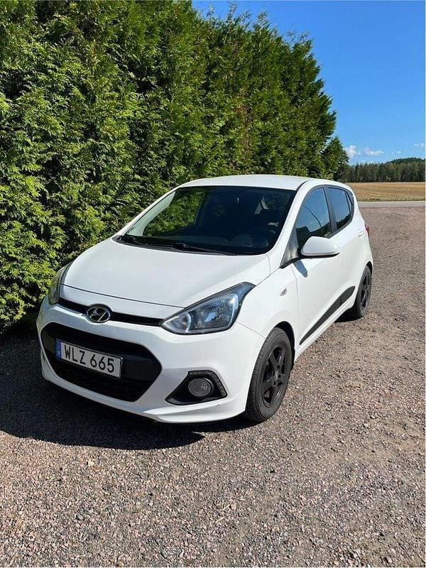 Vit Begagnad 2016 Hyundai i10 Halvkombi | 65 000 kr (Marknadspris) - Bild 1/4